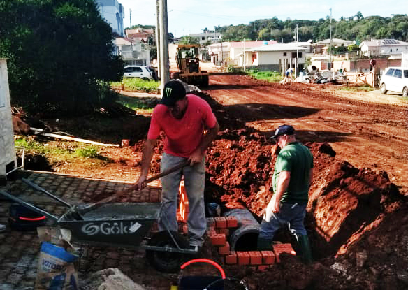 Equipe dos Serviços Urbanos instala tubulação para drenagem pluvial
