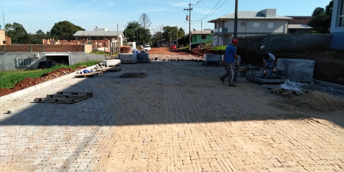 Obra de pavimentação iniciou pela Rua Amaro Bello de Carvalho