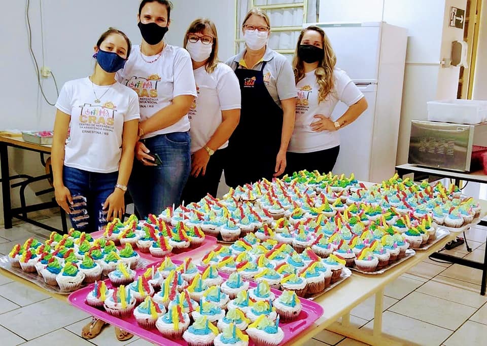 Cupcakes de aniversário são confeccionados pelo CRAS para comemorar 33 anos de Ernestina