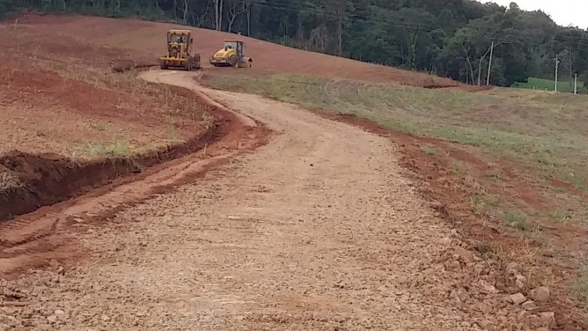 Secretaria Municipal de Obras recupera estrada que dá acesso a Orla do Jacuí