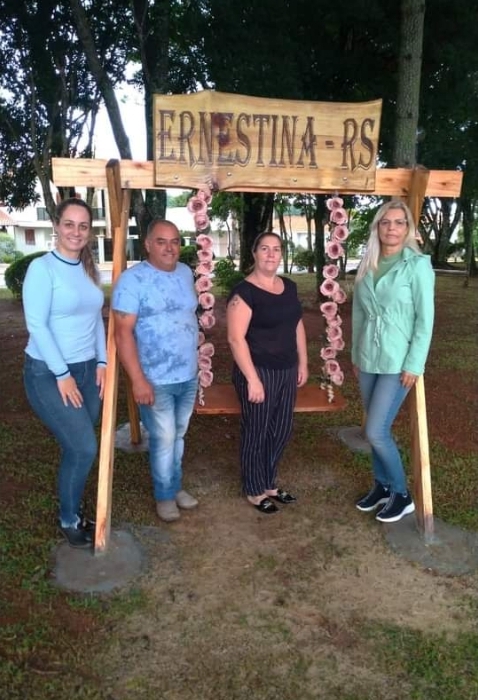 Prefeitura instala balanço com letreiro “Ernestina – RS” na Praça Municipal