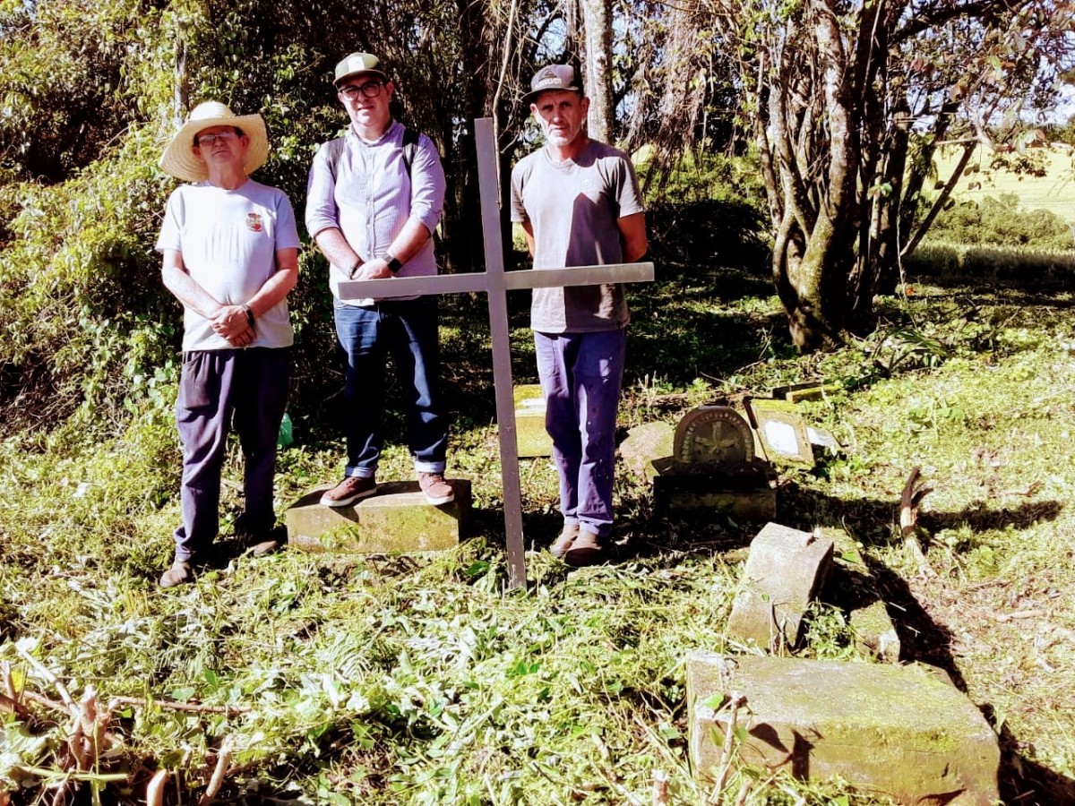 Prefeitura realiza limpeza e manutenção do Cemitério do Imigrante – Família Grolli, na localidade de Posse Barão