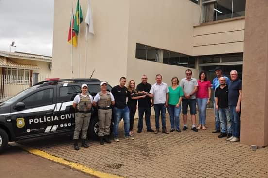 Prefeitura de Ernestina recebe nova viatura da Polícia Civil