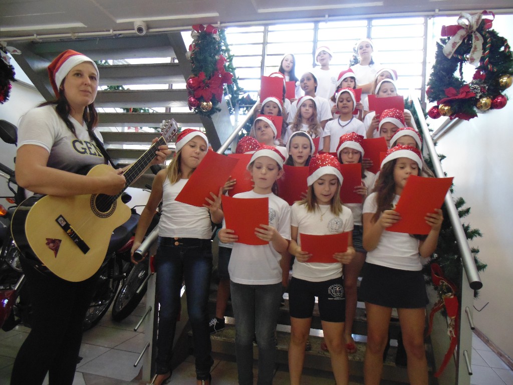 Alunos Escola Geny encantam e cantam no Centro Administrativo