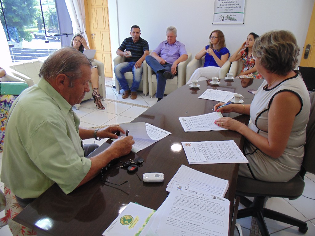 Assinados contratos de auxílio para entidades Municipais
