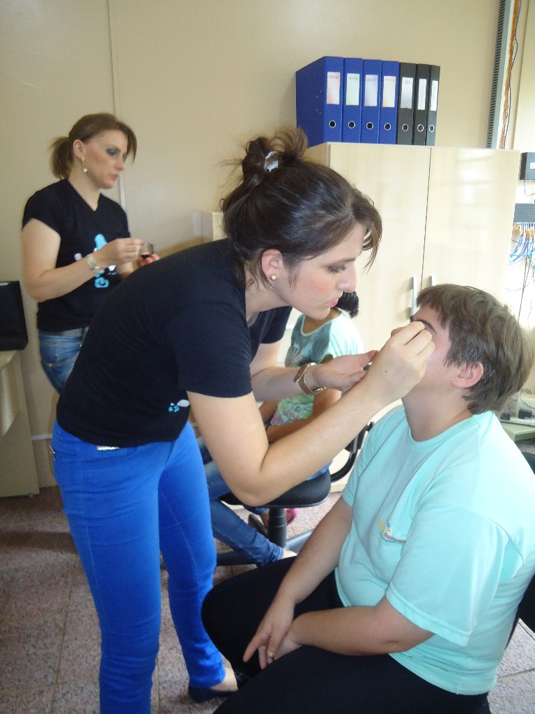 Adolescentes do Projeto de Férias do CEI recebem dicas de maquiagem da Loja Yes Cosmetics