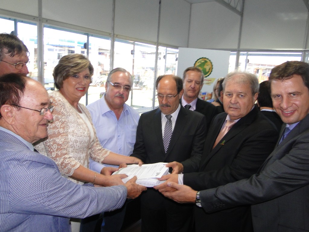 Governador Sartori recebe abaixo assinado pela ERS-142 com 8.807 Assinaturas