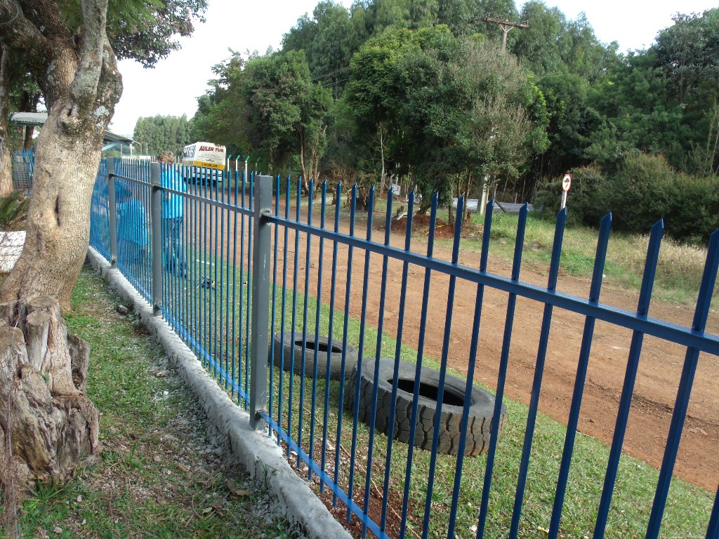 Nova cerca na frente da EMEF Carlos Gomes
