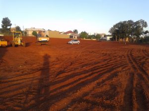 Terraplanagem na Vila Nova para construção de uma escola de 12 lugares