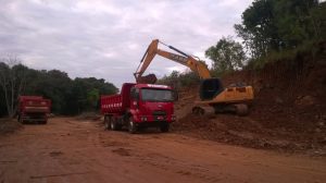 Caminhões da empresa Talamini carregando cascalho para entregar nas propriedades ruraris (1)