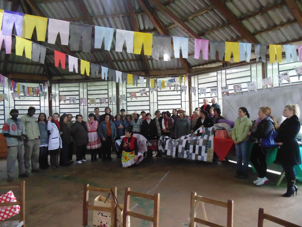 Grupo de Mulheres Bairro Vila Nova realiza doação agasalhos aos Senegaleses