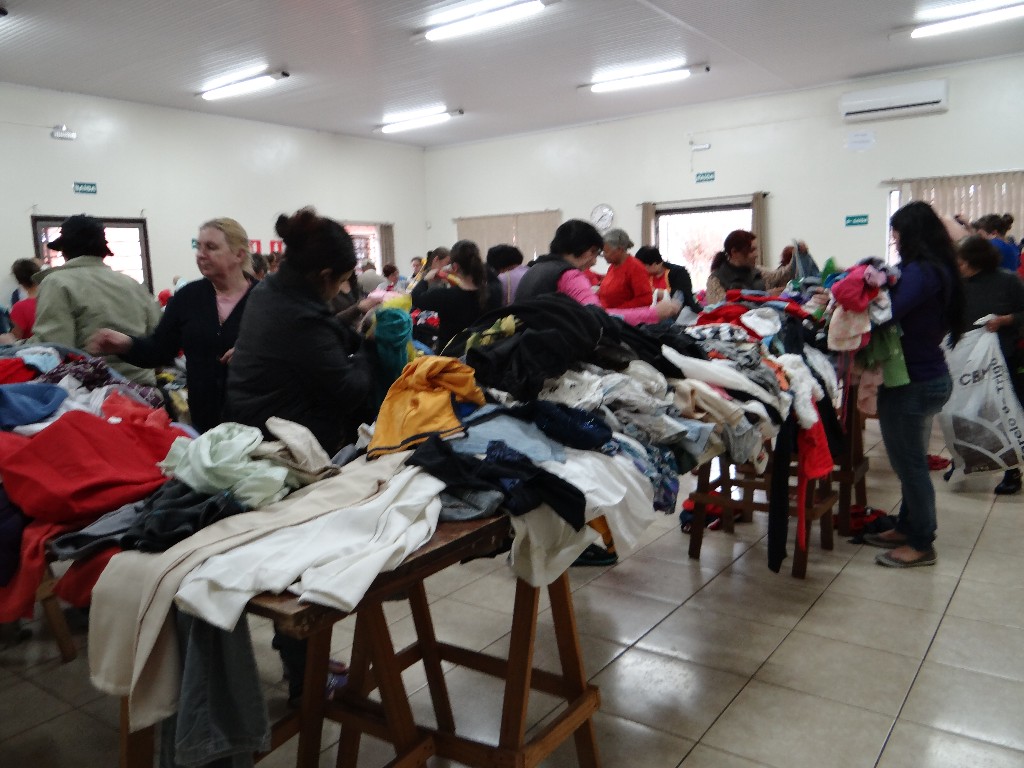 120 famílias são beneficiadas em campanha de distribuição de roupas