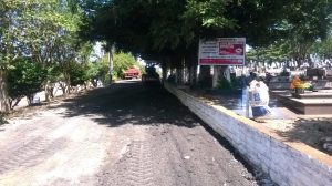 Colocação de resíduo de asfalto no acesso do cemitério
