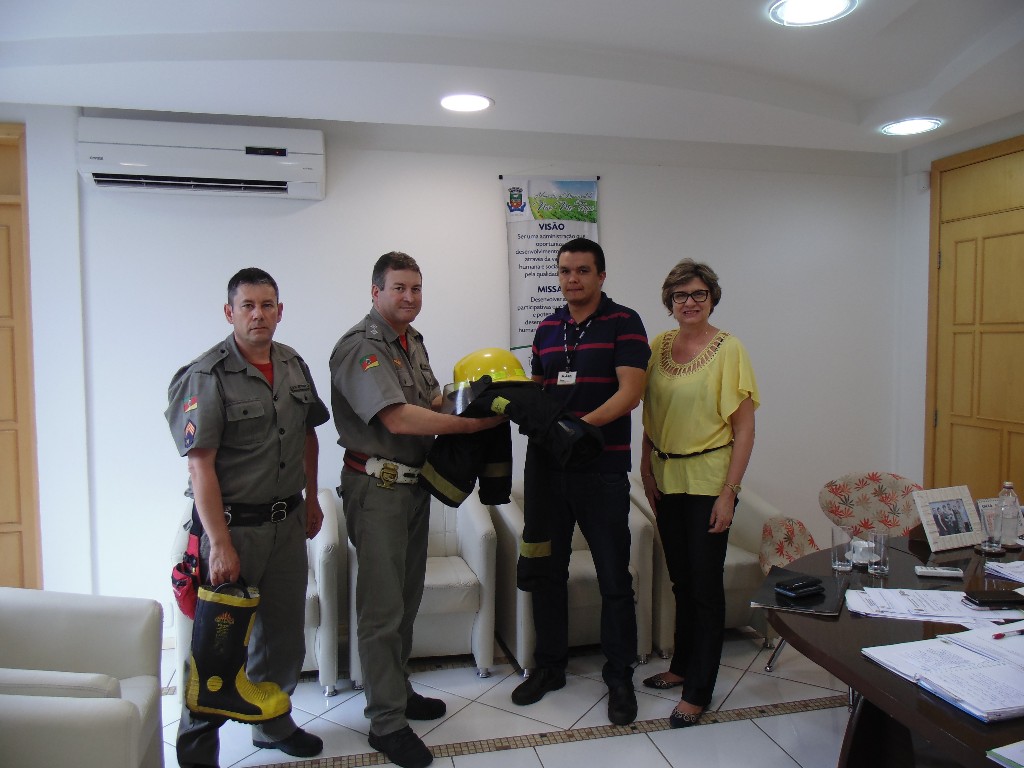 Associação de Bombeiros Voluntários recebe doação de Equipamentos de Proteção dos Bombeiros de Carazinho
