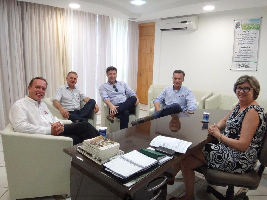 Prefeita Teodora recebe representantes do Banco Lage Landen Brasil