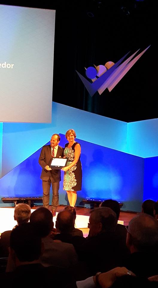 Prefeita Teodora recebe certificado do Prêmio Sebrae Prefeito Empreendedor