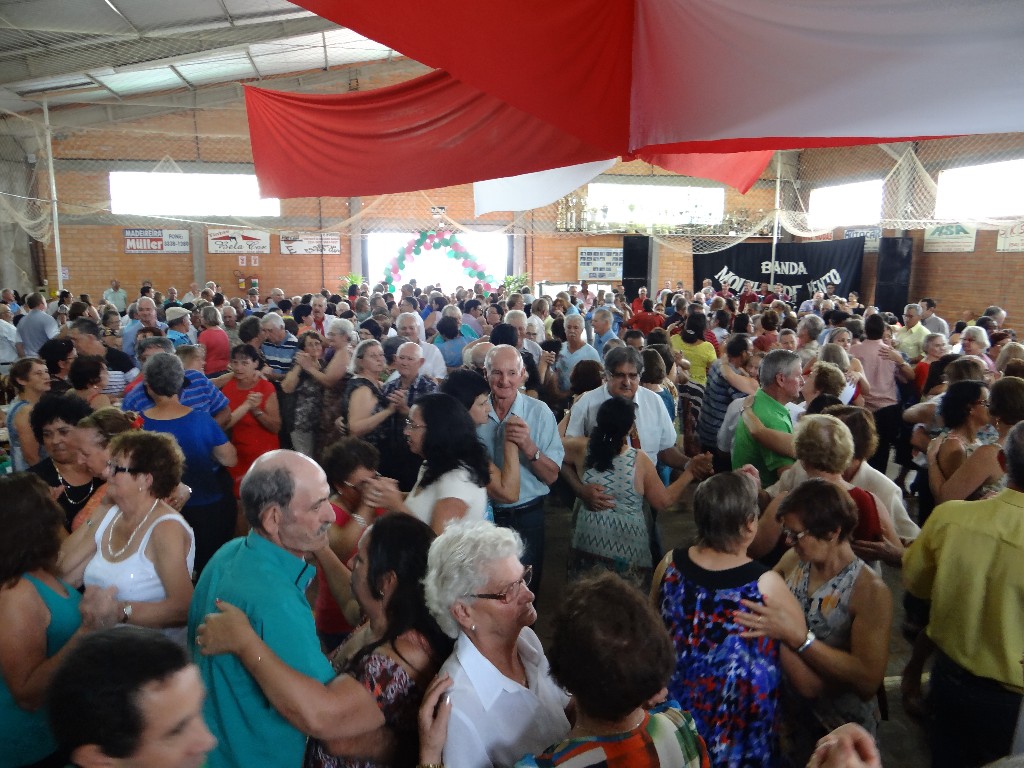 Baile do Grupo Nova Vida reúne mais de 1.000 pessoas