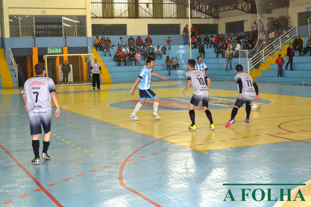 Bola rolando no Campeonato Municipal de Futsal