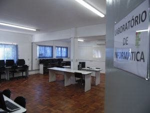 Centro conta com um Laboratório de Informática e duas salas de aula