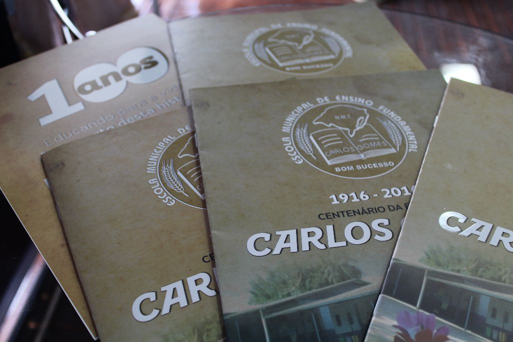 Escola Carlos Gomes lança livro, 100 anos, educando para a Vida
