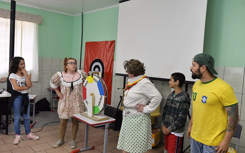 Escola no Campo: Palestra e Teatro reforçam conteúdos