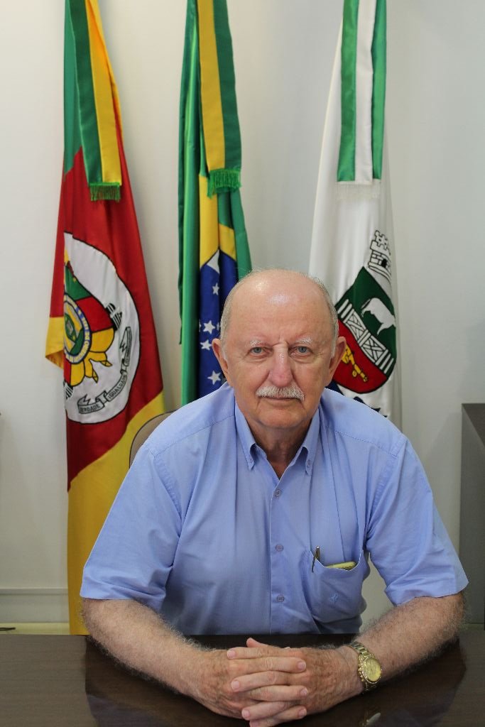 Prefeito Armando volta otimista de Brasília