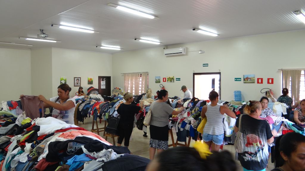 Assistência Social distribui 3 mil peças de roupa