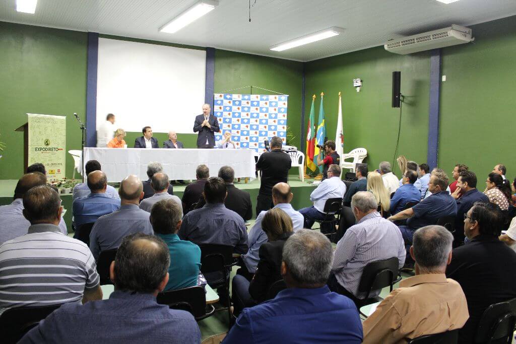 Prefeito Armando participa de palestra da Famurs na Expodireto