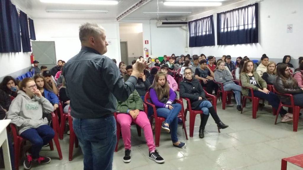 Secretário Jair Kilpp fala sobre o Desenvolvimento Local a alunos do Solano