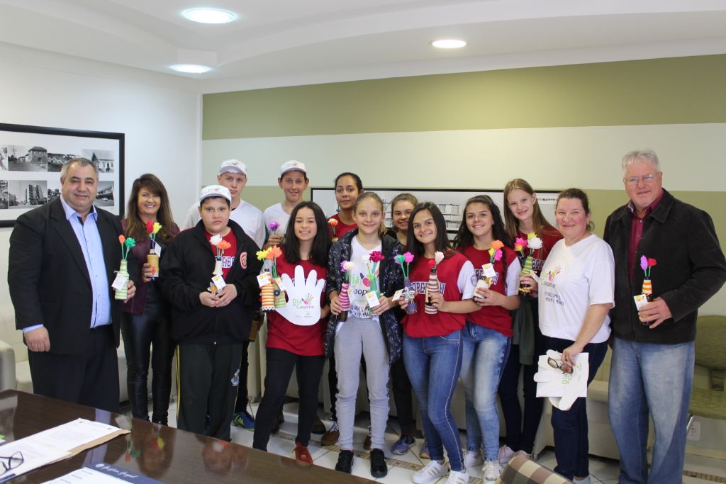 Cooperativa Escolar Cooperabom distribui “Goles de Afeto” à comunidade de Não-Me-Toque