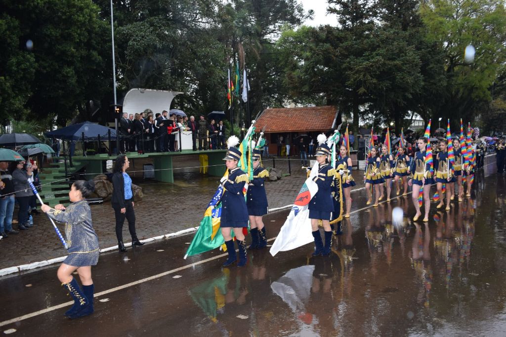 Chuva não impede Desfile de 7 de Setembro em Não-Me-Toque