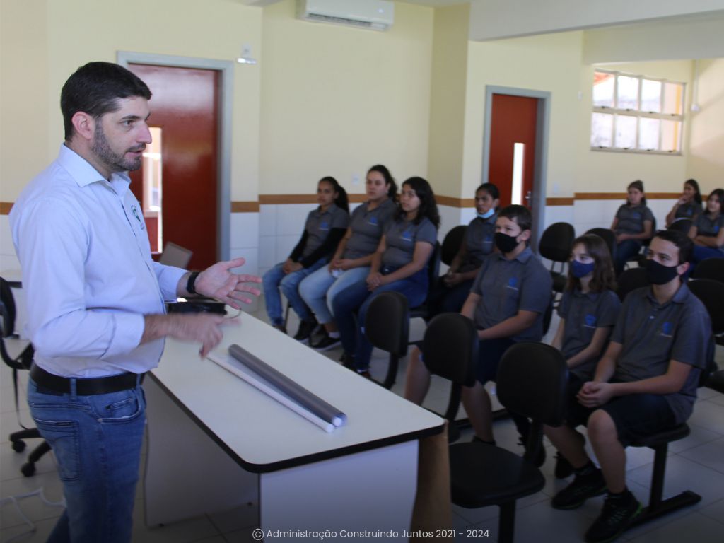 Prefeito Gilson dos Santos explana sobre Empreendedorismo para estudantes da Escola Cívica Iraldo Borghetti