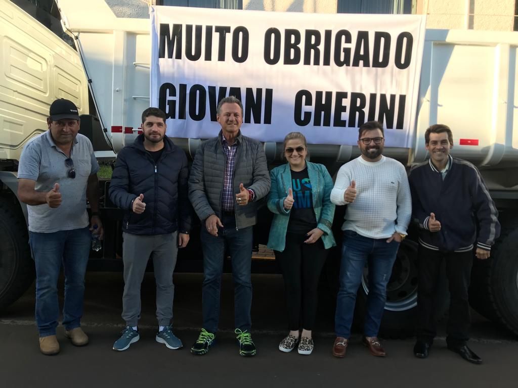 Deputado Cherini oficializa entrega de caminhão à Administração Municipal