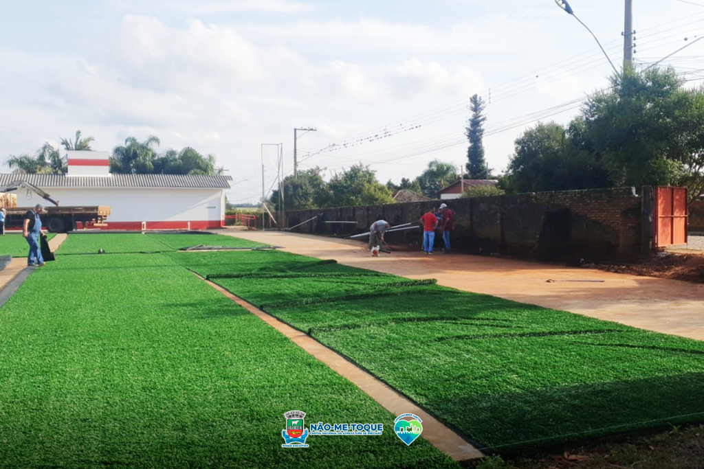 Investimentos no esporte: iniciada a instalação da grama sintética na quadra de esportes do Estádio Dr. Waldomiro Graeff