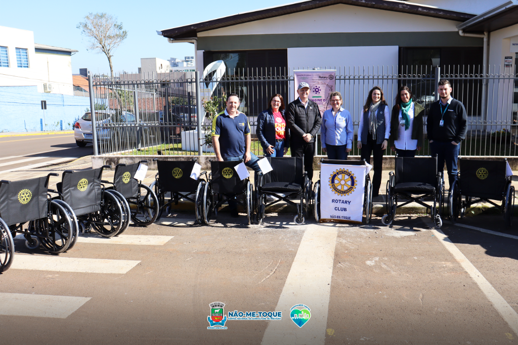 Secretaria de Saúde recebe doação de cadeiras de rodas do Rotary Club