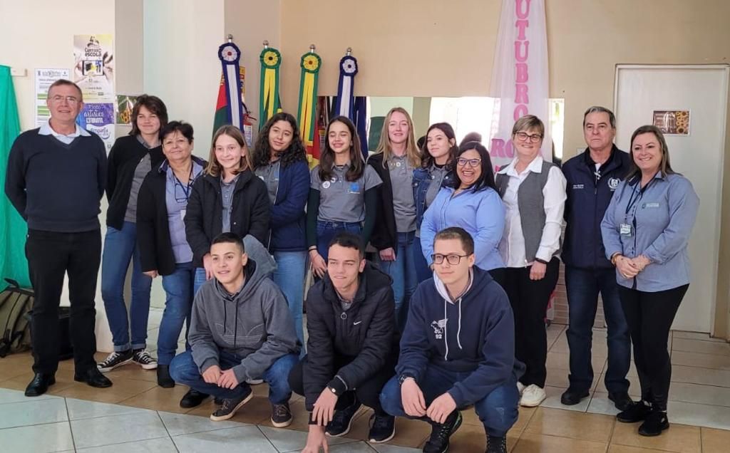 Estudantes destaque da Escola Cívica Municipal Professor Iraldo Angelo Borghetti conheceram a Escola Cívico-Militar de Ijuí