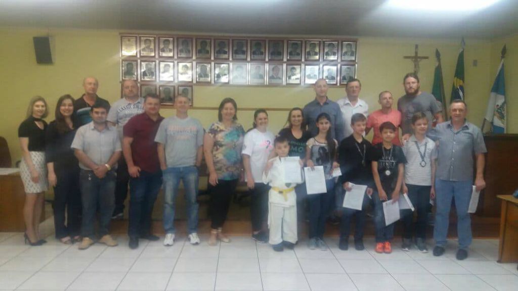 Alunos do Projeto Karate-Do recebem homenagem do Legislativo